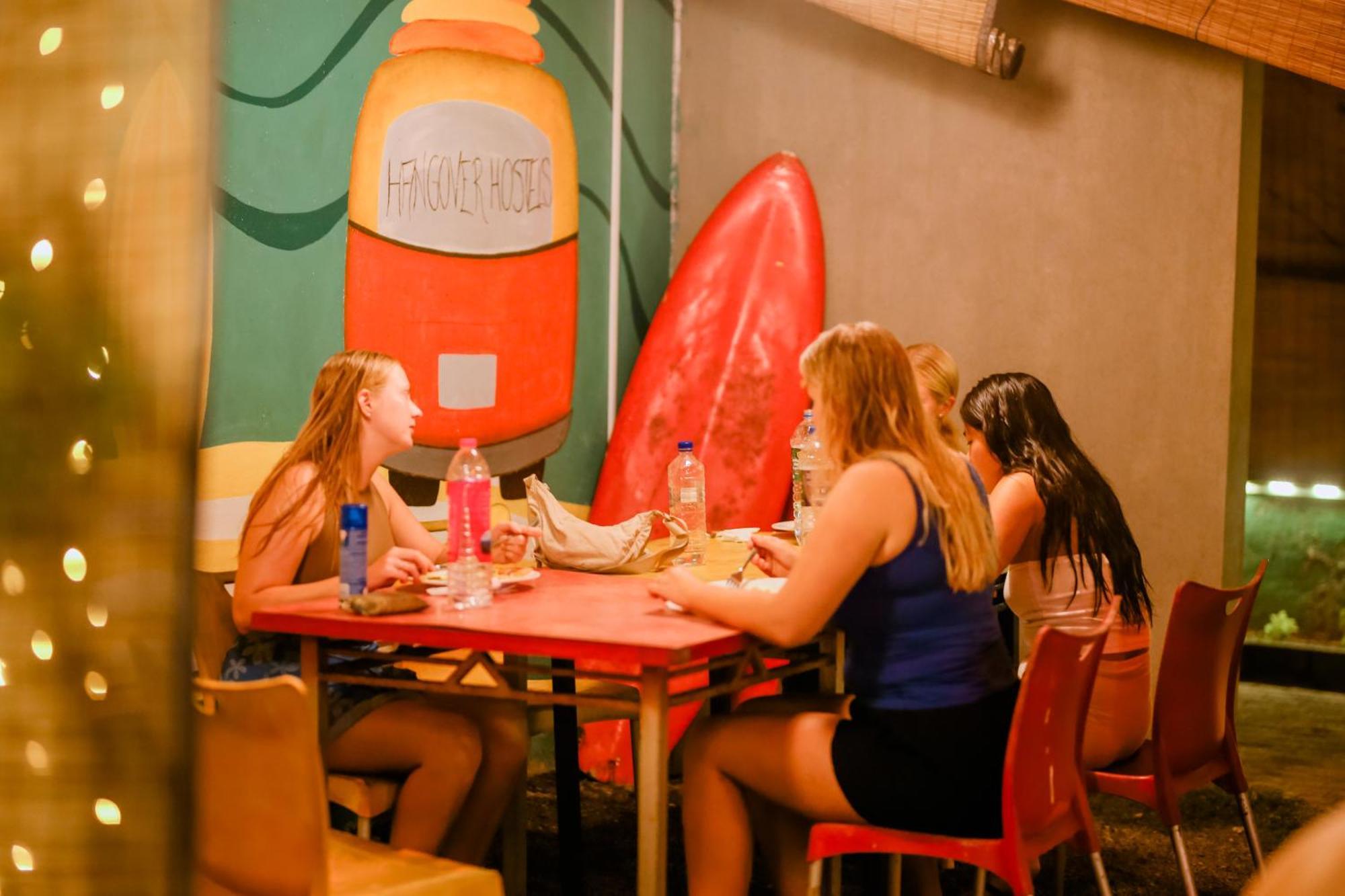 Hangover Hostels Mirissa Esterno foto